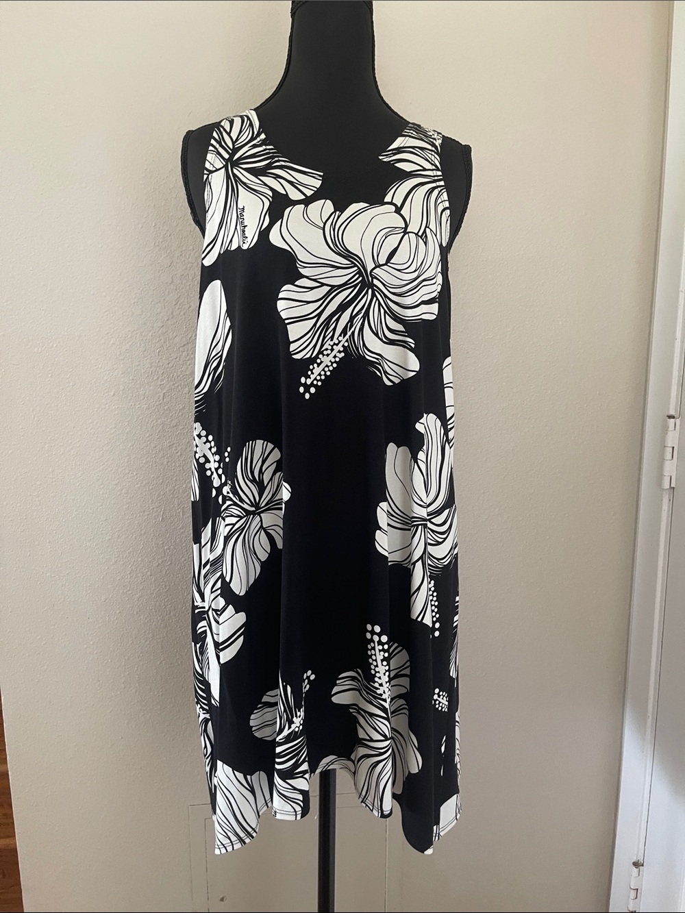 NWT Manuhealii Jilly A-Line Hibiscus Black and White Sleeveless Dress